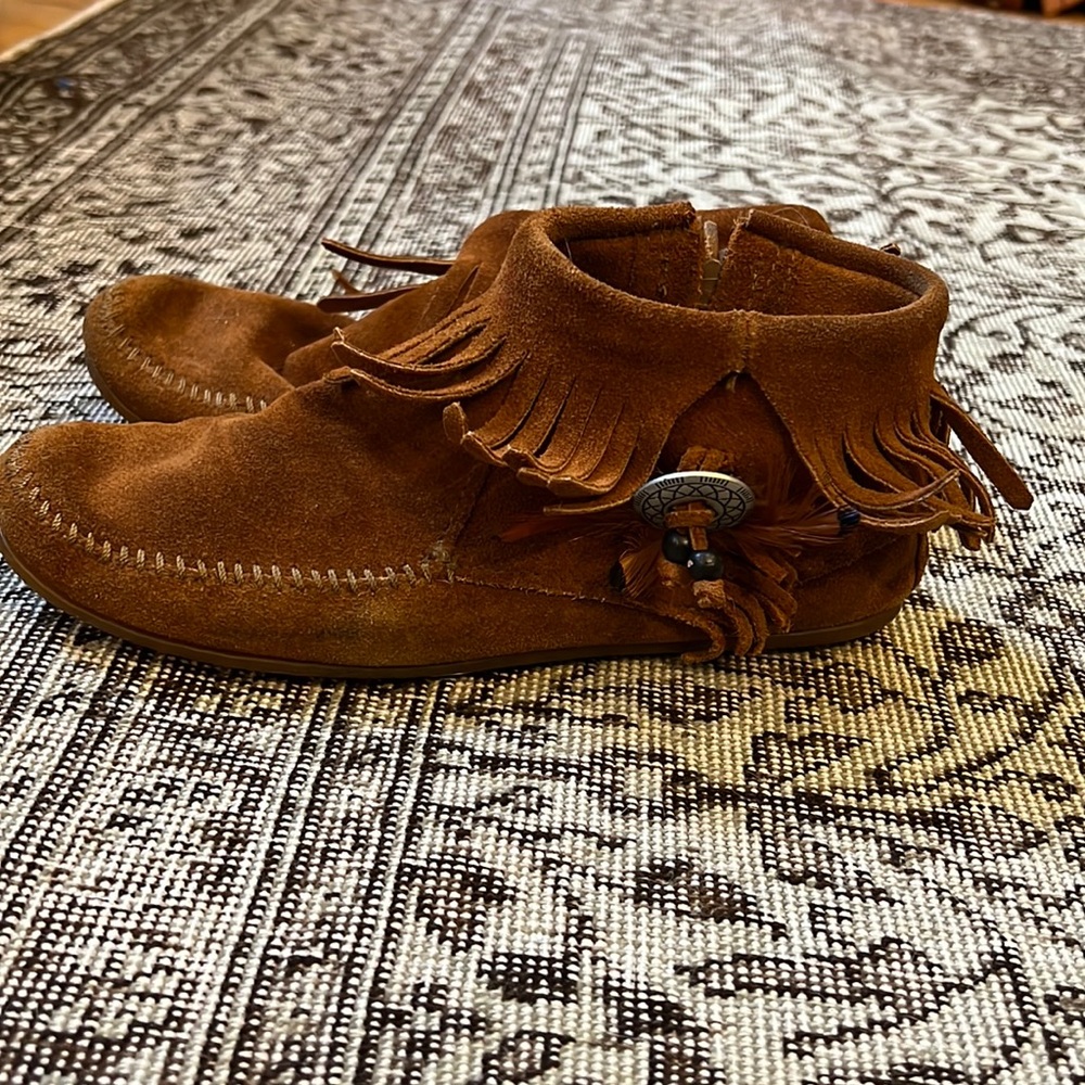 Minnetonka Concho Feather Side Zip Boots 7.5